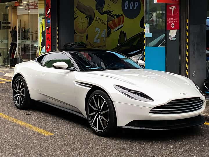 Aston Martin DB11 2022 4.0 T V 8 Coupe — фото 1