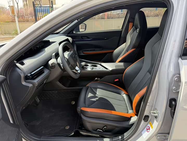 Changan UNI-V 2024 1.5 T Premium — фото 6
