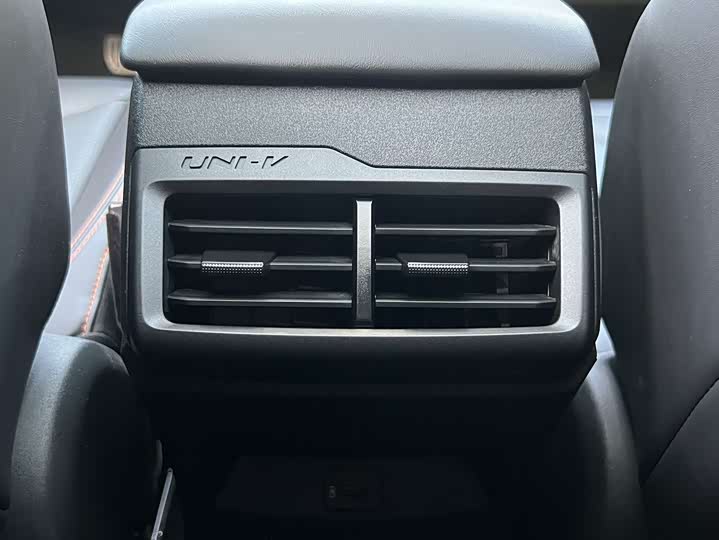 Changan UNI-V 2024 1.5 T Premium — фото 18