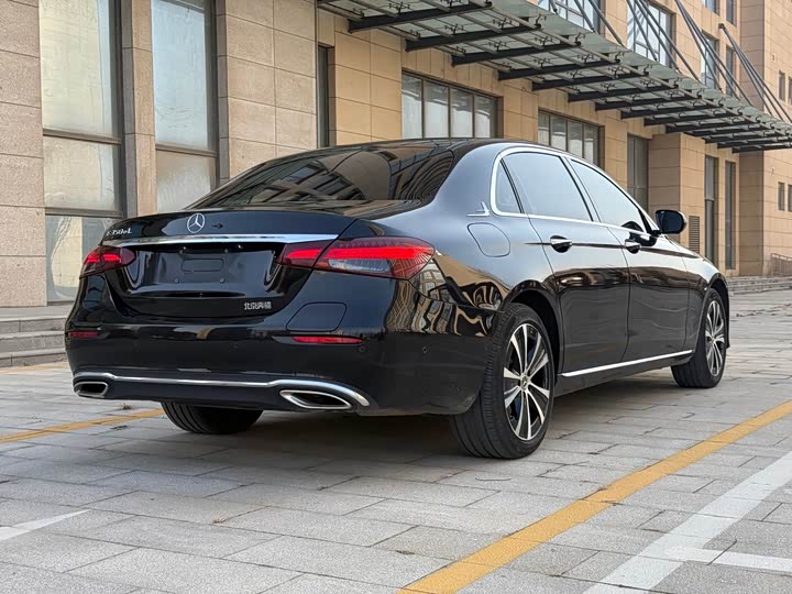 Mercedes-Benz E-Class 2022 E 350 e L — фото 19