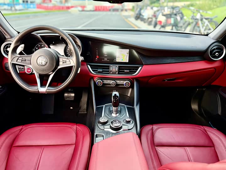 Alfa Romeo Giulia 2019 2.0 T 280 HP Black Package — фото 13