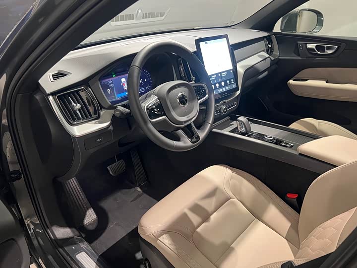 Volvo XC60 2026 B 5 4 WD — фото 8