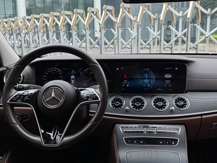 Mercedes-Benz E-Class 2023 E 300 L — фото 14