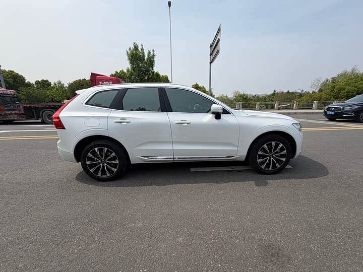 Volvo XC60 2023 B 5 4 WD — фото 8