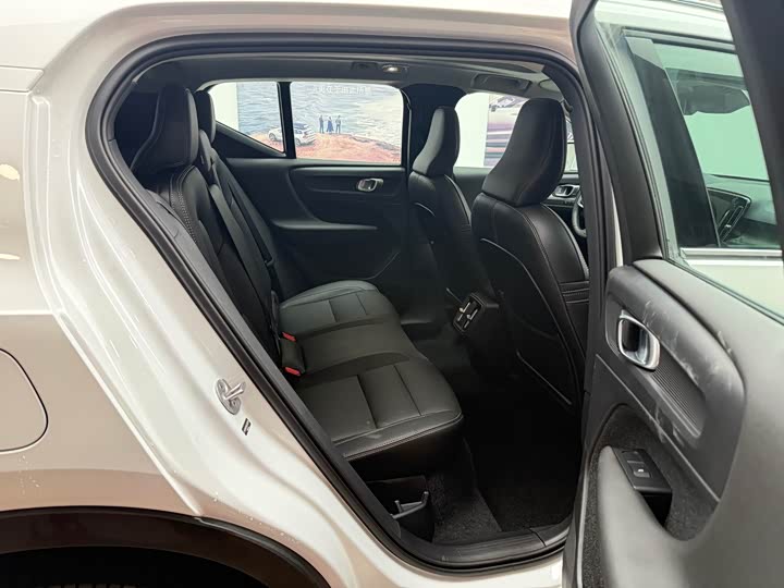 Volvo XC40 2025 B 4 WD — фото 10