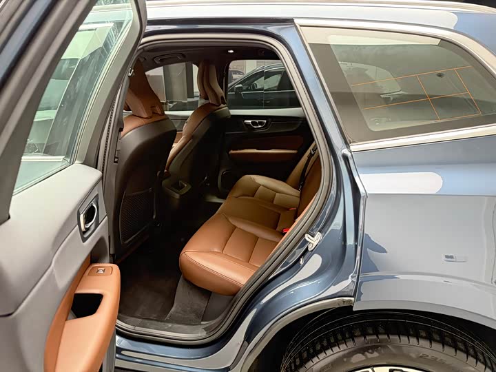 Volvo XC60 2025 B 5 4 WD — фото 12