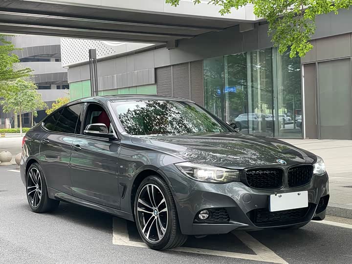 BMW 3-Series 2019 330i x Drive M — фото 3