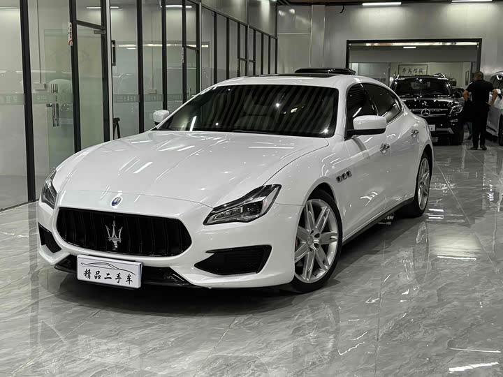 Maserati Quattroporte — фото 1