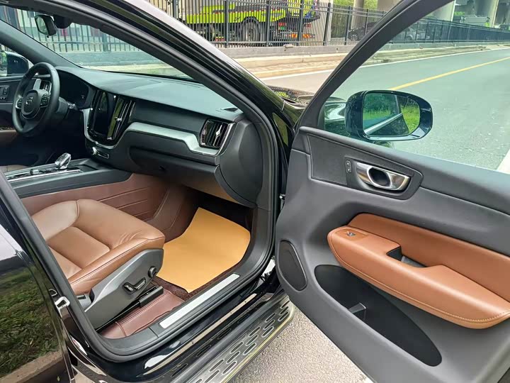 Volvo XC60 2023 B 5 4 WD — фото 13