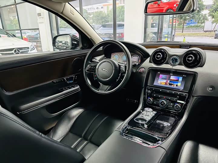 Jaguar XJ 2016 XJL 2.0 T 2 WD — фото 10