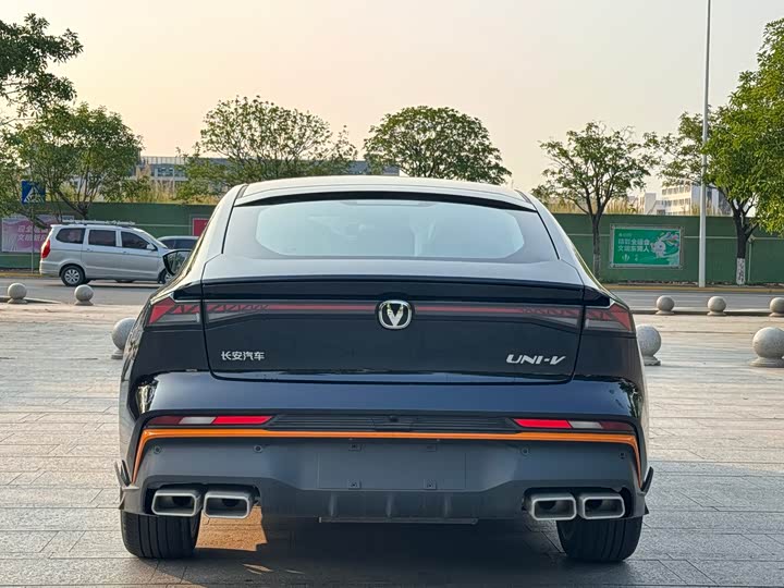 Changan UNI-V 2024 1.5 T Sport — фото 23