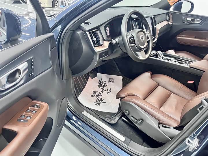 Volvo XC60 2025 B 5 4 WD — фото 5