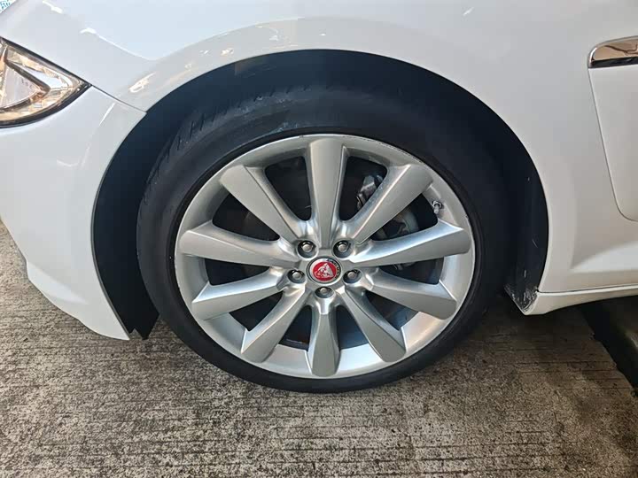 Jaguar XF 2015 XF 2.0 T — фото 23
