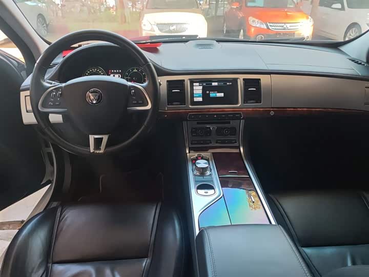 Jaguar XF 2015 XF 2.0 T — фото 10