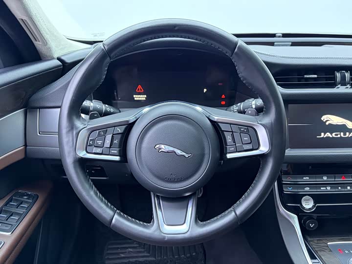 Jaguar XFL 2018 XFL 2.0 T 250 PS — фото 10