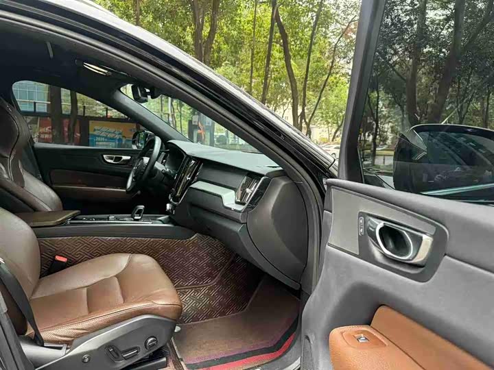 Volvo XC60 2022 B 5 4 WD — фото 9