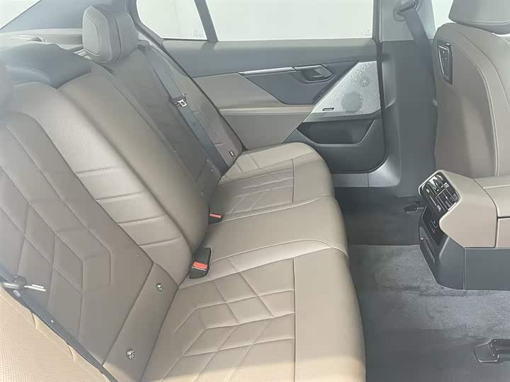 BMW 5-Series 2025 530 Li Leading M — фото 11