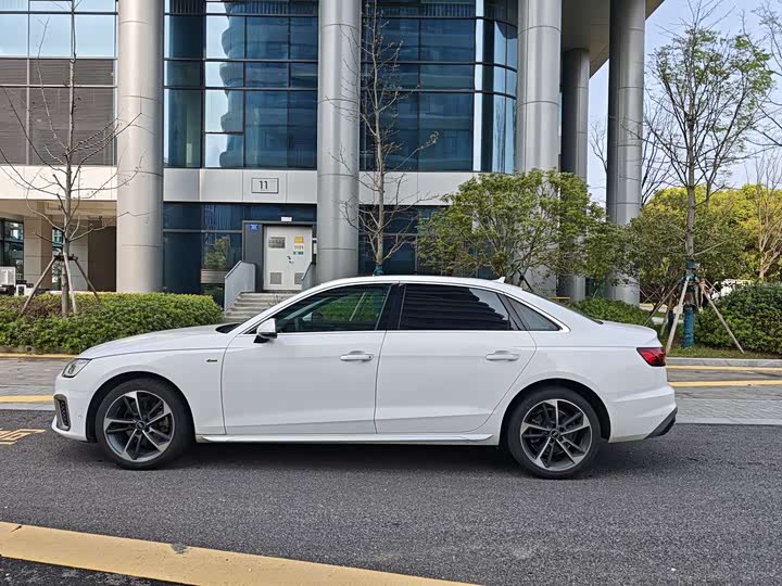 Audi A4L 40 TFSI люкс-динамик — фото 12