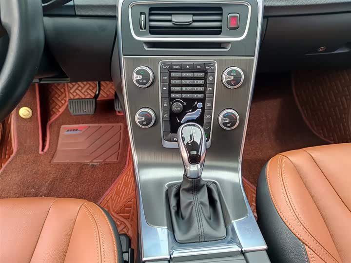 Volvo V60 2015 T 5 — фото 14