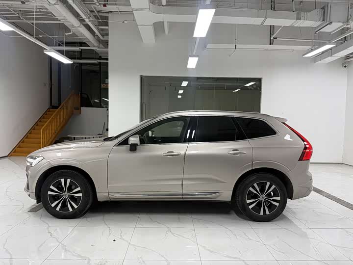 Volvo XC60 2023 B 5 4 WD — фото 3