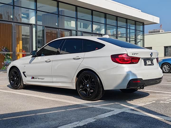 BMW 3-Series 2019 320i M — фото 7