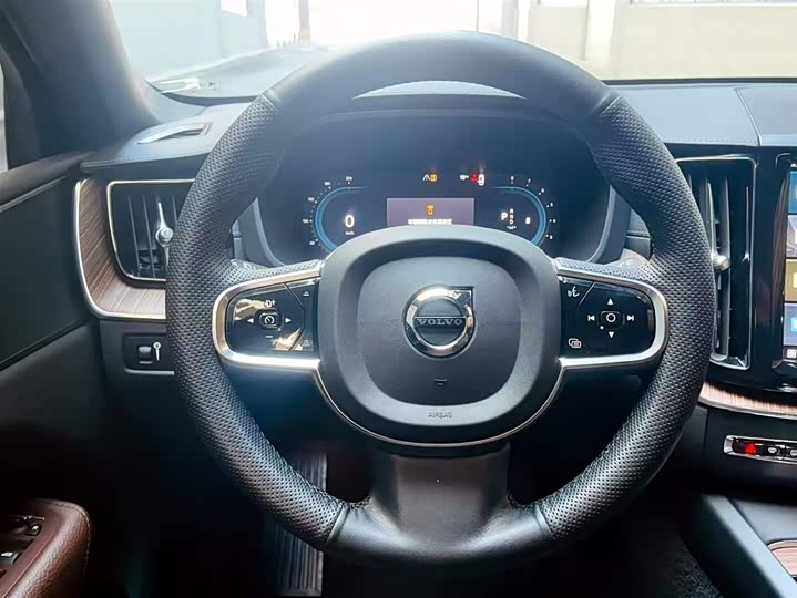 Volvo XC60 2022 B 5 4 WD — фото 11