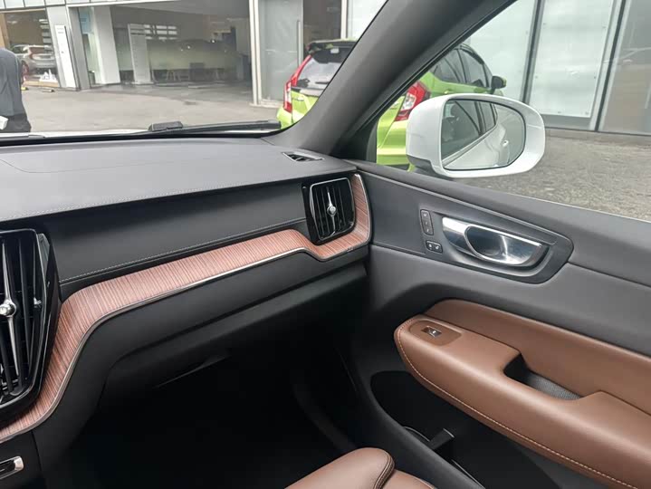 Volvo XC60 2024 B 5 4 WD — фото 11