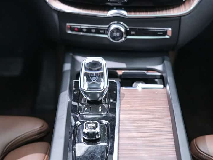 Volvo XC60 2022 B 5 4 WD — фото 18
