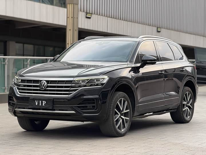 Volkswagen Touareg — фото 1