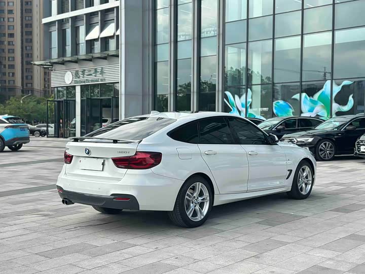 BMW 3-Series 2019 320i M — фото 4