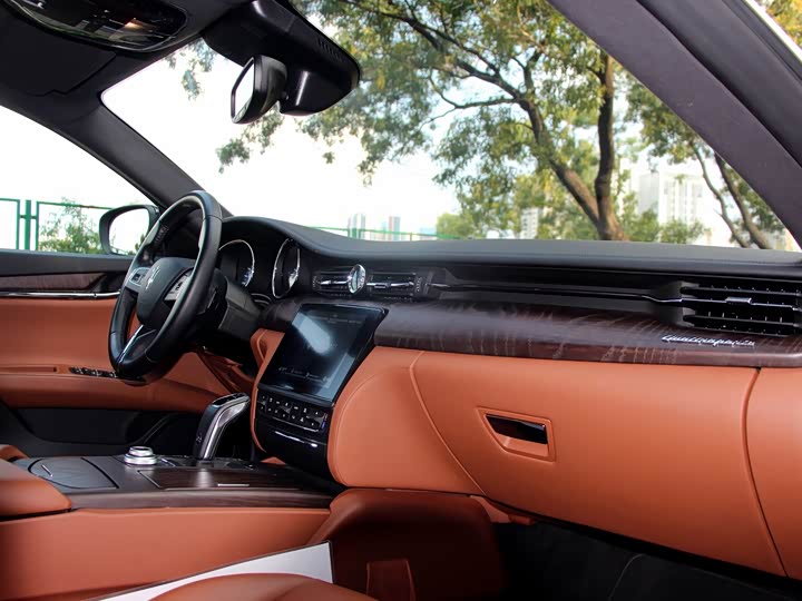 Maserati Quattroporte — фото 15