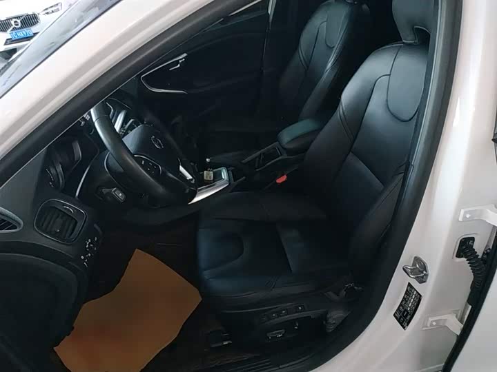 Volvo V40 2019 T 3 — фото 15