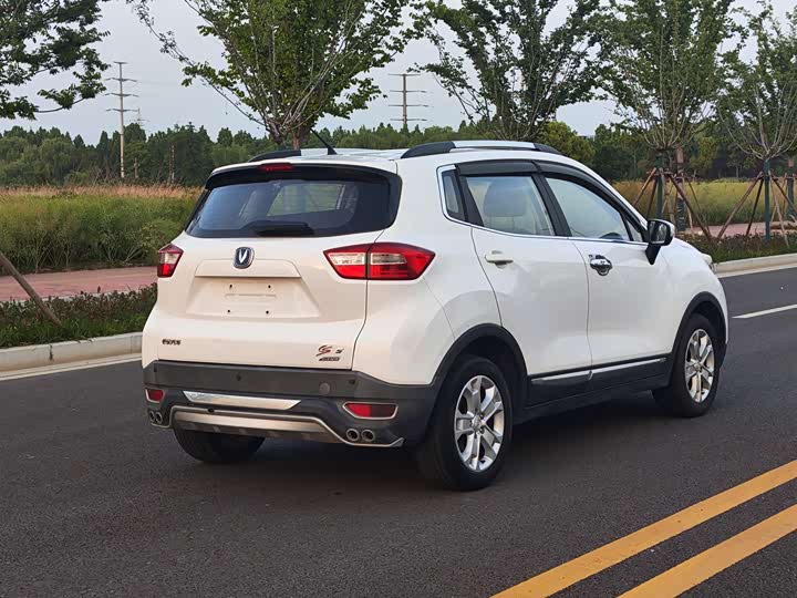 Changan CS15 2016 1.5 L MT — фото 4