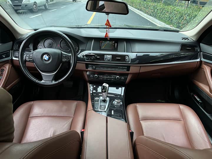 BMW 5 Series 520Li — фото 16