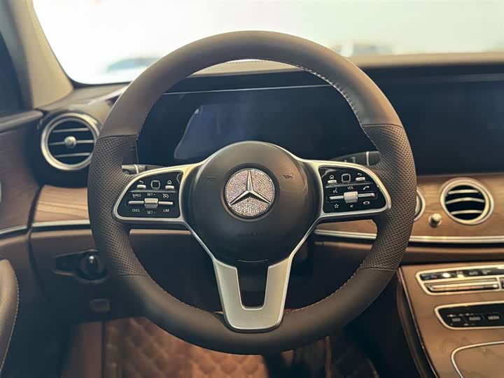 Mercedes-Benz E-Class 2019 E 300 L Luxury — фото 13