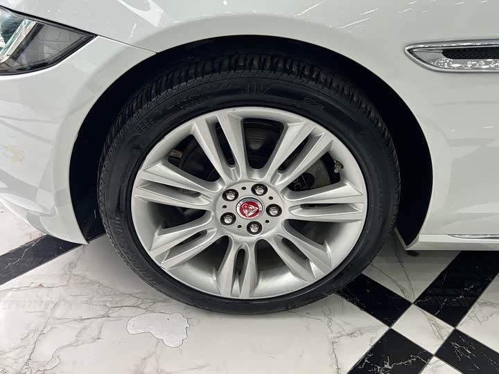 Jaguar XEL 2018 2.0 T 200 PS — фото 17