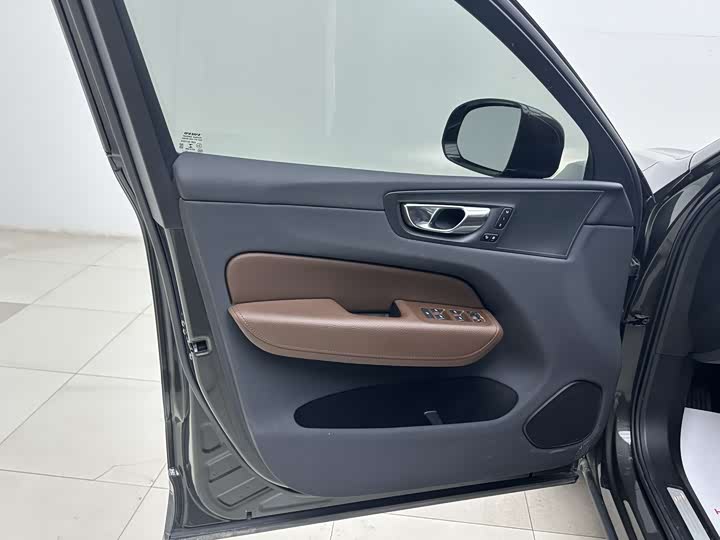 Volvo XC60 2022 B 5 4 WD — фото 10