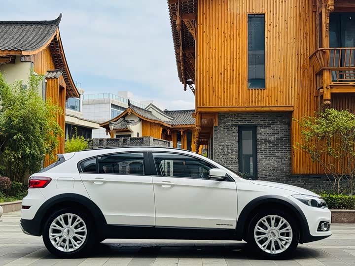 Qoros 3 2015 SUV 1.6 T AT — фото 5