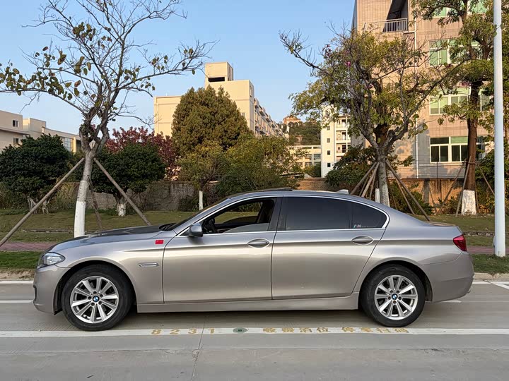 BMW 5 Series 520Li — фото 4