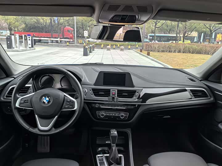 BMW 1-Series 2018 118i Sport — фото 14