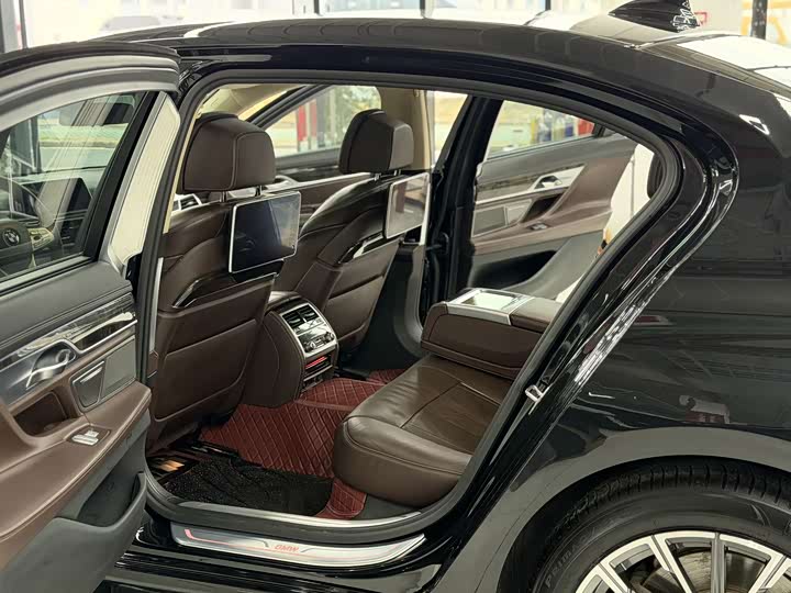 BMW 7 Series 740Li продвинутая — фото 12