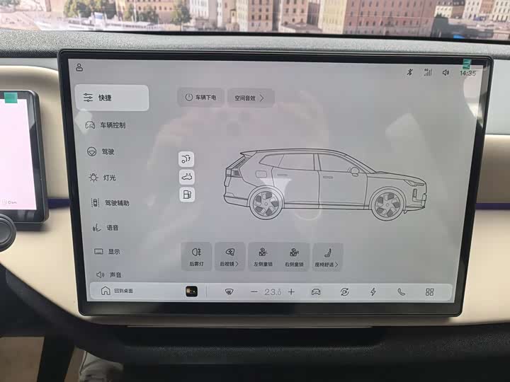 Volvo XC70 Hybrid 2026 4 WD Plus — фото 9