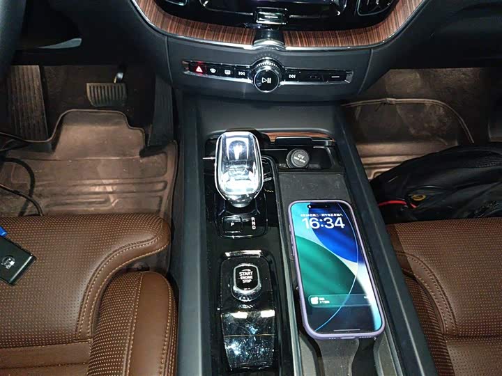 Volvo XC60 Hybrid 2025 Hybrid 4 WD — фото 14