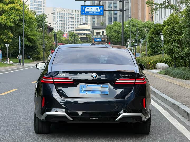 BMW 5-Series 2025 530 Li Leading M — фото 17