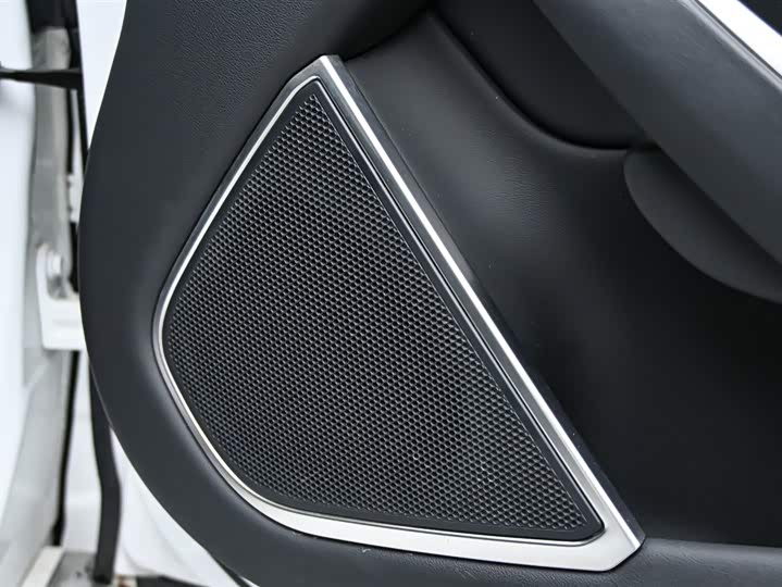 Jaguar XFL 2023 XFL 2.0 T P 200 2 WD — фото 26