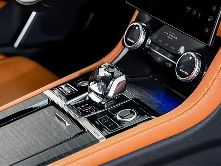 Jaguar XFL 2024 2.0 T P 300 4 WD — фото 21