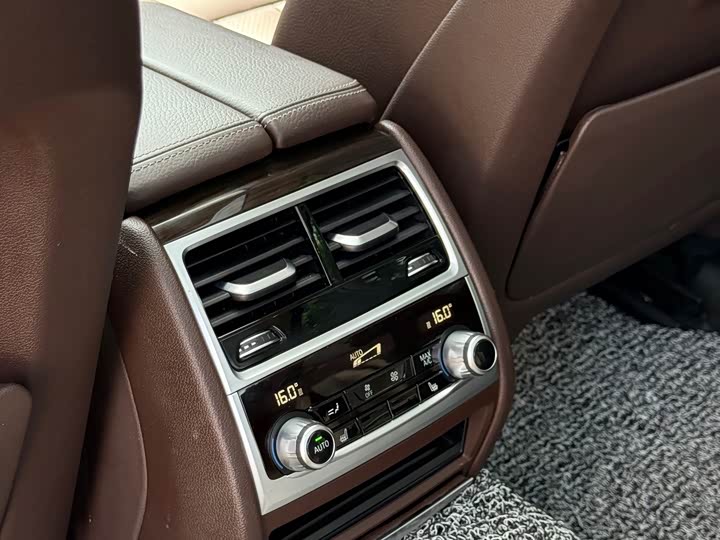 BMW 7 Series 730Li продвинутая — фото 17