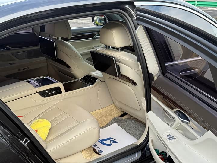 BMW 7 Series 750Li xDrive — фото 18