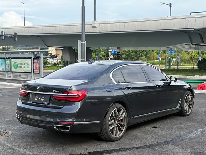 BMW 7 Series 750Li xDrive — фото 7