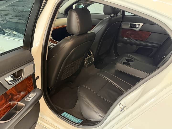 Jaguar XF 2015 XF 2.0 T — фото 16
